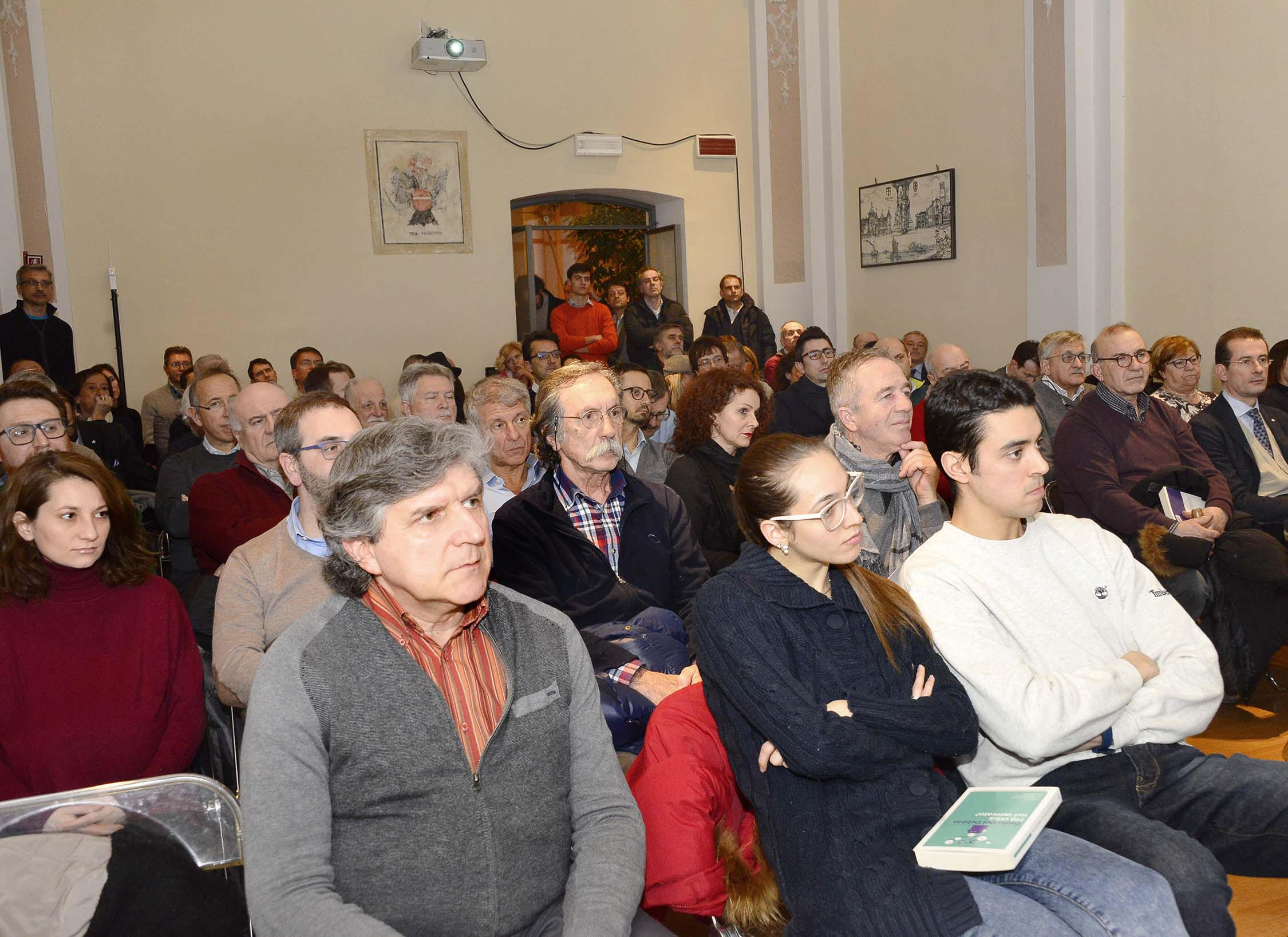 Lodi alla sala Granata la riunione mensile di Lodiliberale con la presentazione del libro - PiA? etica nel mercato? libro di Paolo Del Debbio . nella foto sala granata gremitissima