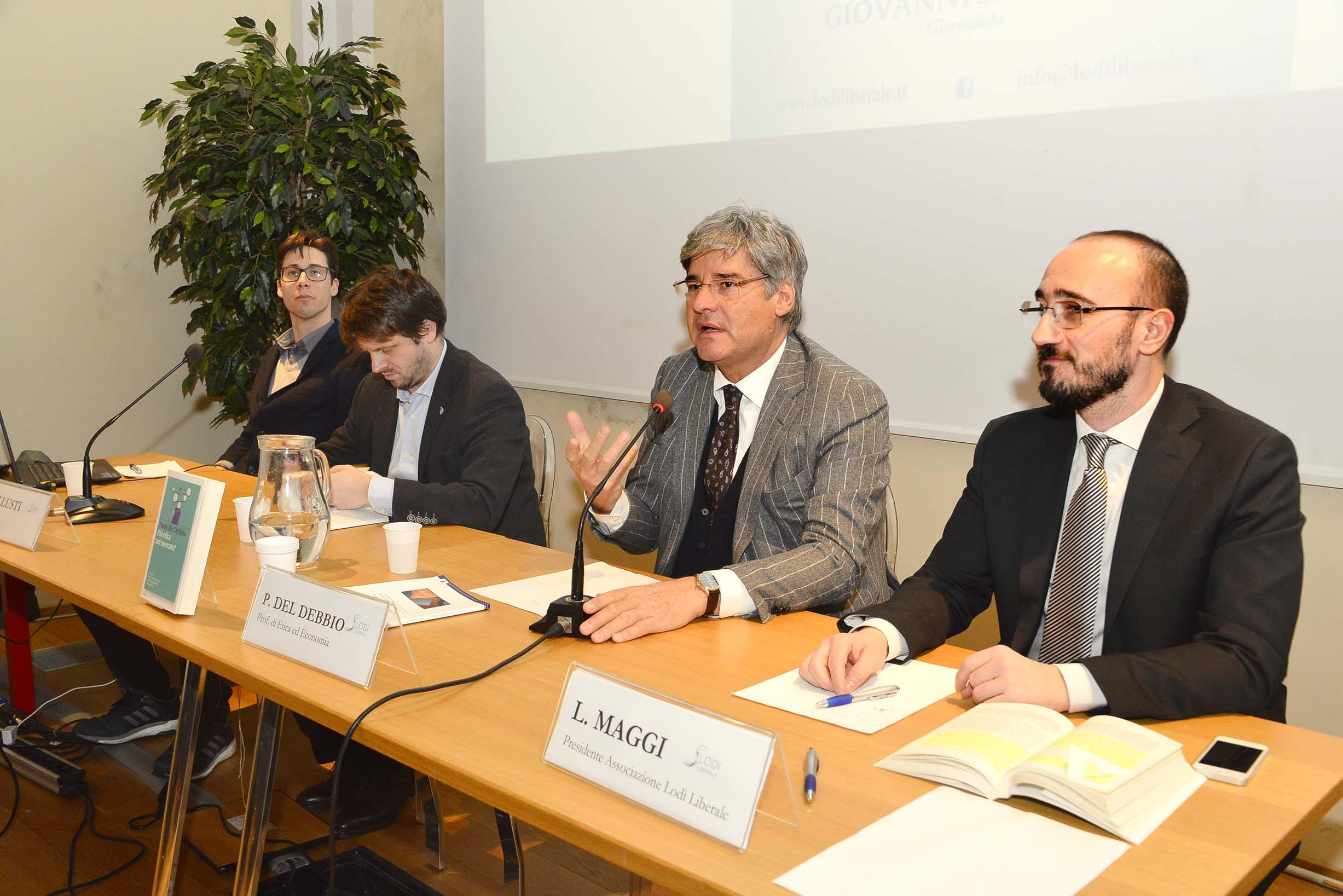 Lodi alla sala Granata la riunione mensile di Lodiliberale con la presentazione del libro - PiA? etica nel mercato? libro di Paolo Del Debbio . nella foto L. De Luigi, Giovanni Sallusti, Paolo Del Debbio, e Lorenzo Maggi